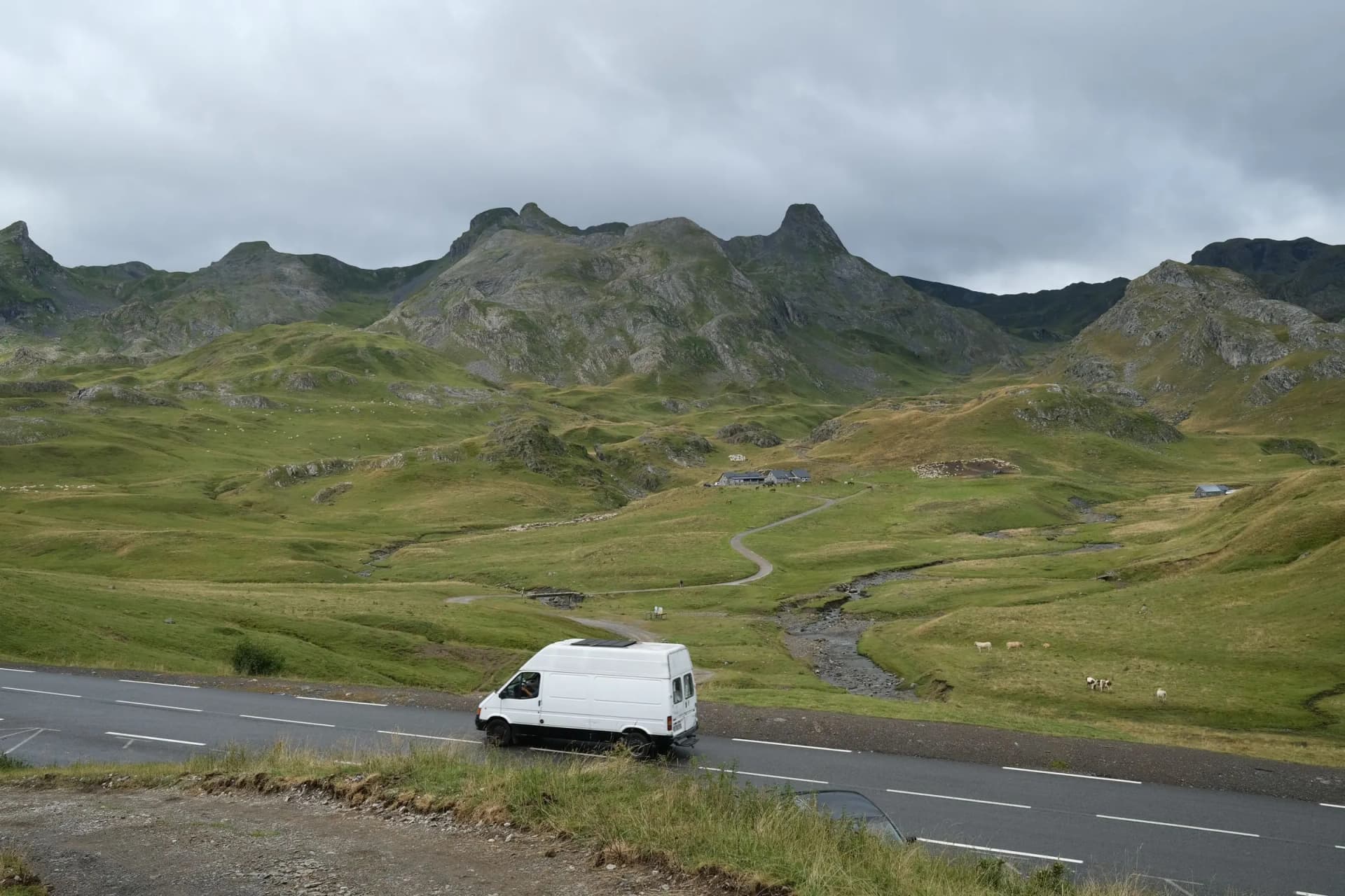 Furgoneta blanca de techo alto en una carretera de montaña